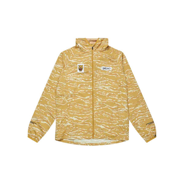 Saysky Tiger Pace Jacket, Dame in Yellow Camo er en brun løbejakke med hætte og hvide tigerstriber, lynlås foran, to brystlapper, lange ærmer, lige kant og let vindbeskyttelse - perfekt til udendørs løbeture.