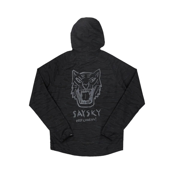 Bagside af en sort Tiger Pace-jakke, Herre, sort camouflage med et gråt tigermotiv og teksten SAYSKY KEEP CHASING! trykt på ryggen.