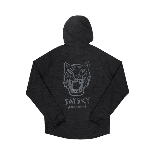 Bagside af en sort Tiger Pace-jakke, Herre, sort camouflage med et gråt tigermotiv og teksten SAYSKY KEEP CHASING! trykt på ryggen.