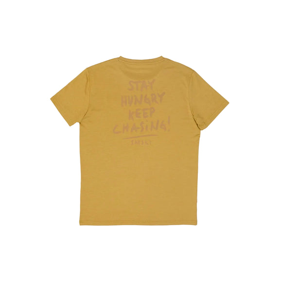 Bagside af en beige Tiger Pace T-shirt til herre med teksten STAY HUNGRY KEEP CHASING! trykt på ryggen.