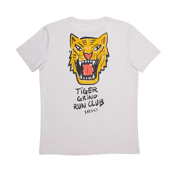 Saysky Tiger Pace T-shirt, Herre, i grå har en fed gul tigerhovedgrafik og TIGER GRIND RUN CLUB + SAYSKY på ryggen. Denne hurtigtørrende træningstrøje er perfekt til din næste løbetur.