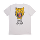 Saysky Tiger Pace T-shirt, Herre, i grå har en fed gul tigerhovedgrafik og TIGER GRIND RUN CLUB + SAYSKY på ryggen. Denne hurtigtørrende træningstrøje er perfekt til din næste løbetur.