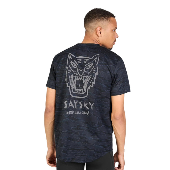 En mand iført en Saysky Tiger Combat T-shirt, Herre, sort camouflage, med et gråt motiv af et tigeransigt og tekst på ryggen.