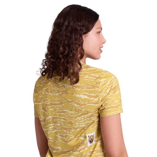 En person med krøllet brunt hår ses bagfra og fra siden iført Saysky Tiger Combat T-Shirt, Dame, Yellow Camo, med et lille tigeransigt nær den nederste kant mod en hvid baggrund.