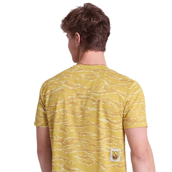 En person ses bagfra iført en Saysky Tiger Combat T-Shirt, Herre, Yellow Camo, med korte ærmer og et lille rektangulært mærke med et tegneserieagtigt dyreansigt nederst til højre på en almindelig hvid baggrund.