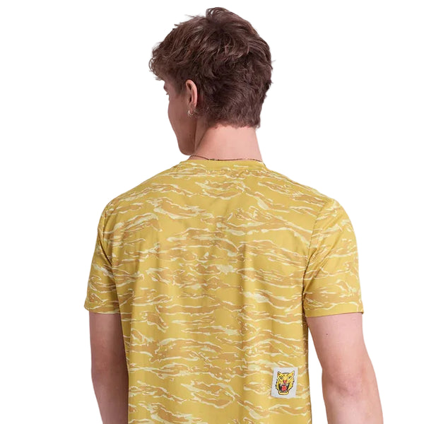 En person ses bagfra iført en Saysky Tiger Combat T-Shirt, Herre, Yellow Camo, med korte ærmer og et lille rektangulært mærke med et tegneserieagtigt dyreansigt nederst til højre på en almindelig hvid baggrund.
