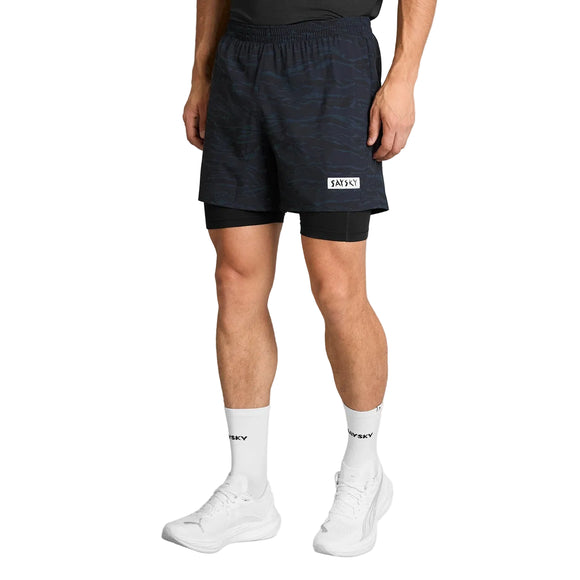 Saysky Tiger Pace 2-i-1-shorts 5′’, herre, sort camouflage, med indvendigt kompressionslag, båret med hvide sokker og hvide sneakers.