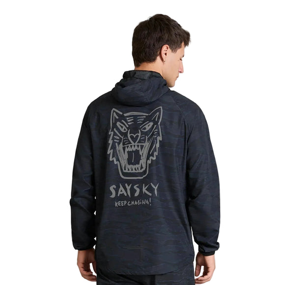 En mand har en sort Tiger Pace-jakke på, Herre, Black Camo, med et tigermotiv og teksten SAYSKY KEEP CHASING! på ryggen.