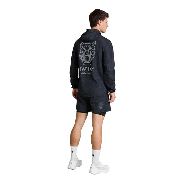 En person set bagfra, iført en sort Tiger Pace-jakke, Herre, sort camouflage med et tigermotiv på ryggen og matchende sportsshorts.