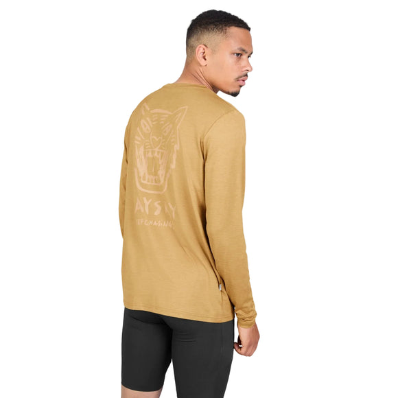 En mand set bagfra iført en beige Tiger Pace Long Sleeve, Herre-trøje med et tigermotiv og tekst på ryggen.
