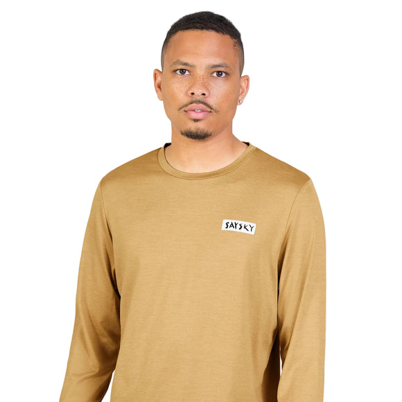 En mand iført en beige Saysky Tiger Pace-langærmet trøje med et lille hvidt, rektangulært logo på brystet.