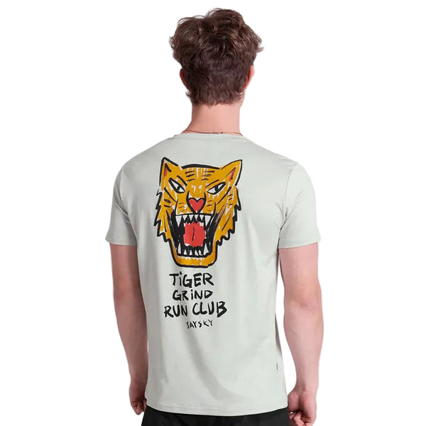 En mand ses bagfra iført Saysky Tiger Pace T-shirt, Herre, Grey, som har et stort stiliseret tigeransigt med "TIGER GRIND RUN CLUB SAYS SKY" trykt nedenunder.