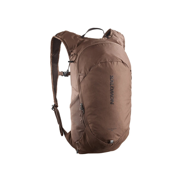 En brun Salomon Trailbazer 10 Unisex-rygsæk i Mustang/Black Coffee med et stort hovedrum, lynlåslomme foran, justerbare skulderstropper og et lodret Salomon-logo står oprejst på en hvid baggrund.