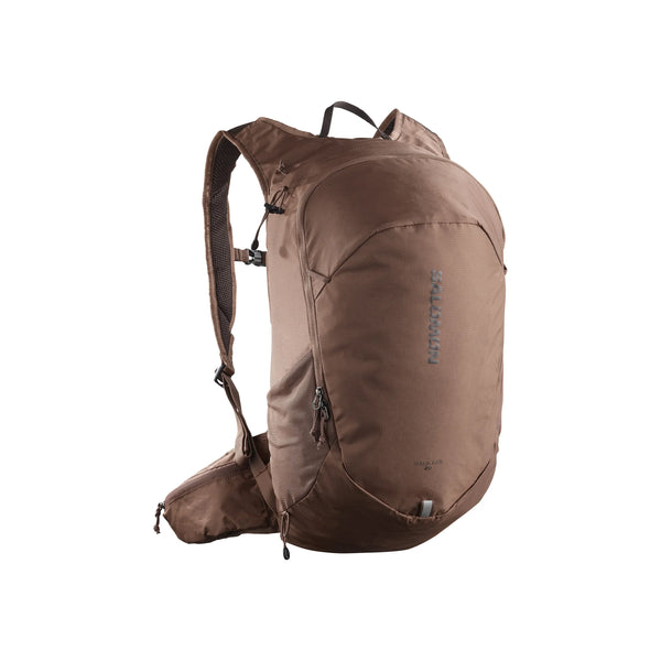 En Salomon Trailbazer 20 Unisex rygsæk i Mustang/Black Coffee med lynlåsrum, justerbare skulderstropper og lille hoftebælte-lomme vises mod en hvid baggrund.
