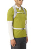 En person iført en grøn kortærmet trøje over en lang hvid skjorte, sorte bukser, solbriller og et par Salomon Trailblazer 10 (unisex, Cloudburst/Paloma/Silver) med grå remme; der er bundet et hvidt halstørklæde om halsen.