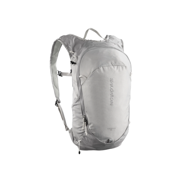 En Salomon Trailblazer 10 unisex-rygsæk i farvekombinationen Cloudburst/Paloma/Silver med to rum med lynlås, justerbare skulderstropper og et »SALOMON«-logo på forsiden, vist på en hvid baggrund.