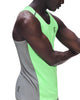 En person iført ON Performance Tank til mænd i farvekombinationen Verdite/Apollo – en ærmeløs sportstop med neongrøn front og grå sider med ON-logoet – poserer med krydsede arme foran en ensfarvet hvid baggrund.