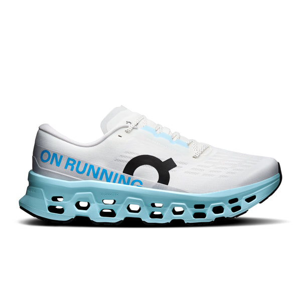 En løbesko til mænd fra On i farvekombinationen Ivory/Topaz, med hvid overdel, lyseblå sål og et karakteristisk mellemsålsdesign i gitterform. Siden er prydet med teksten »ON RUNNING« i blåt og et sort, cirkulært logo. Cloudmonster 3-løbeskoen er udstyret med den innovative CloudTec-støddæmpning, der sikrer enestående komfort, samt en sikker snørelukning, og er dermed perfekt til din næste løbetur.