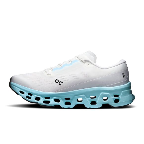 On Cloudmonster 3-løbeskoen til herre i farvekombinationen Ivory/Topaz har en hvid overdel med matchende snørebånd, en lyseblå sål med adskillige udskårne huller samt sorte ON-logoer ved snørebåndene og hælen. Løbeskoen er udstyret med CloudTec-støddæmpning, der sikrer enestående komfort, og har desuden en sort ydersål.