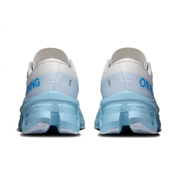 Her ses to par On-løbesko i farverne Ivory og Topaz set bagfra, hvor On-logoet er synligt på hælen. Cloudmonster 3-løbeskoen til kvinder har tykke, strukturerede såler med CloudTec-støddæmpning og et moderne design, der forener ydeevne og stil til din næste løbetur.