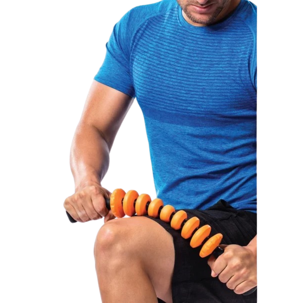 En person i blå skjorte bruger den orange STK Contour-massagerulle fra Trigger Point på låret og rammer et triggerpunkt med begge hænder. Det unisex træningsredskab skiller sig ud mod den hvide baggrund.