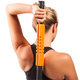 En person med kort blondt hår bruger Trigger Point The Grid STK muscle roller stick, Unisex, Orange, på den øverste del af ryggen og skulderen. De er iført en sort ærmeløs top og ses bagfra mod en hvid baggrund.