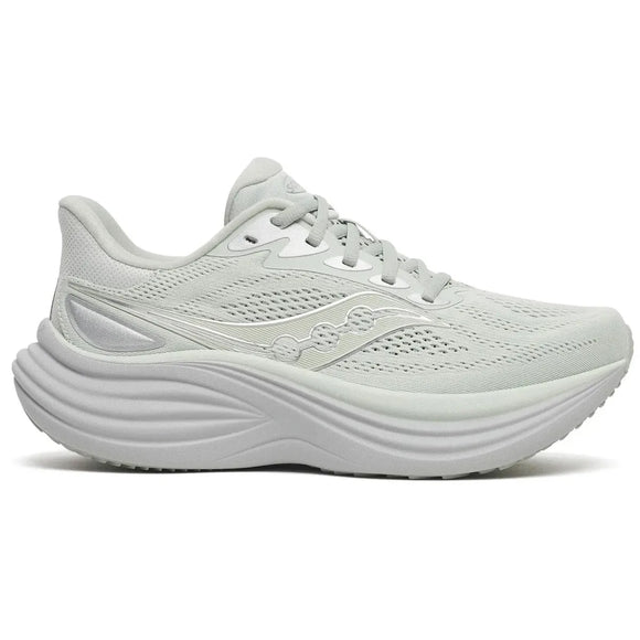 Saucony Triumph 24, Dame, Cast er en lysegrå sportssneaker med overdel i mesh, snørelukning, tyk struktureret sål, fremragende støddæmpning, diskret logodesign og ventilationsdetaljer på siden.