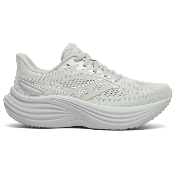 Saucony Triumph 24, Dame, Cast er en lysegrå sportssneaker med overdel i mesh, snørelukning, tyk struktureret sål, fremragende støddæmpning, diskret logodesign og ventilationsdetaljer på siden.