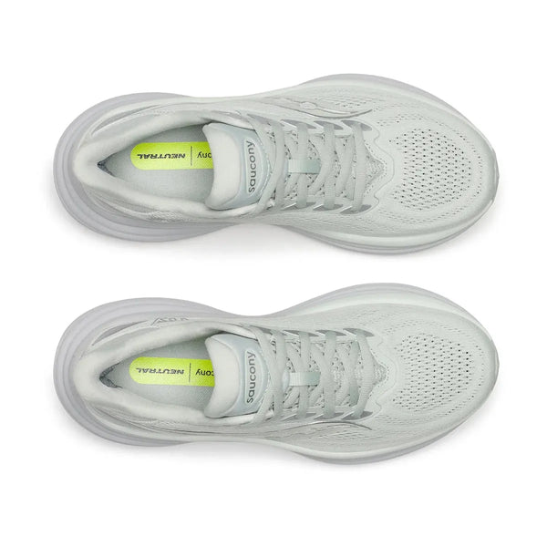 Topbillede af Saucony Triumph 24 Dame Cast løbesko i lysegrå med hvide snørebånd, overdel i mesh og lyse gulgrønne indlægssåler mærket NEUTRAL og SAUCONY; skoene har fremragende støddæmpning, vist side om side på en hvid baggrund.