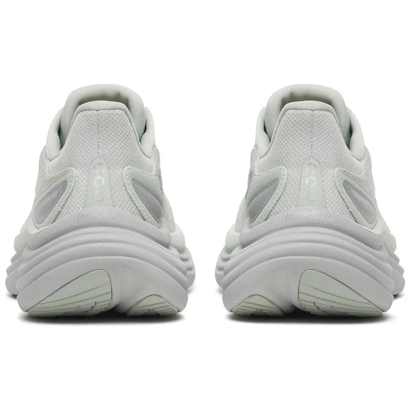 Et par hvide Saucony Triumph 24 dame Cast løbesko vises bagfra og fremhæver de buede støddæmpningssåler, det strukturerede stof og den diskrete hælbranding. Begge sko står side om side på en almindelig hvid baggrund.