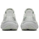 Et par hvide Saucony Triumph 24 dame Cast løbesko vises bagfra og fremhæver de buede støddæmpningssåler, det strukturerede stof og den diskrete hælbranding. Begge sko står side om side på en almindelig hvid baggrund.