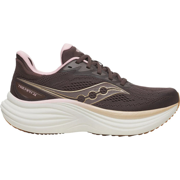 Saucony Triumph 24 Dame i Torte/Touch er en brun atletisk løbesko med en tyk hvid sål, lyserøde og beige detaljer, sorte snørebånd, Saucony-logoet og TRIUMPH 24-tekst - hvilket giver fremragende støddæmpning og komfort.