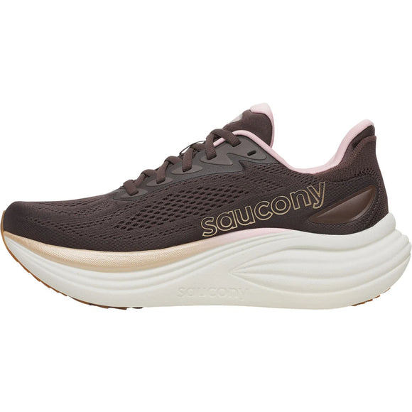 A Saucony Triumph 24 dame løbesko i farven Torte/Touch med mesh overdel, lyserosa inderside og tyk hvid støddæmpende sål, vist fra siden på hvid baggrund.