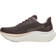 A Saucony Triumph 24 dame løbesko i farven Torte/Touch med mesh overdel, lyserosa inderside og tyk hvid støddæmpende sål, vist fra siden på hvid baggrund.