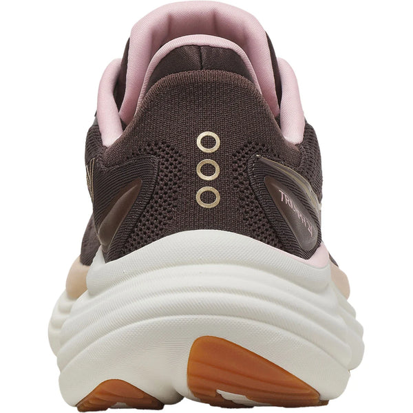 Et kig bagud på Saucony Triumph 24, Dame, Torte/Touch viser en brun løbesko med en tyk hvid og beigefarvet sål, støddæmpning for komfort, lyserødt inderfor og tre cirkulære accenter på mesh-hælen.