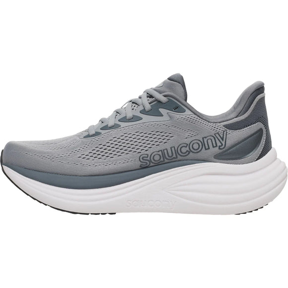Saucony Triumph 24 herre løbesko i Fossil/Gunmetal har en mesh-overdel, snørelukning og blød støddæmpning i den hvide sål, vist fra siden mod en hvid baggrund.