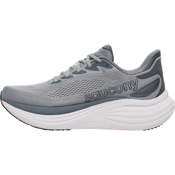 Saucony Triumph 24 herre løbesko i Fossil/Gunmetal har en mesh-overdel, snørelukning og blød støddæmpning i den hvide sål, vist fra siden mod en hvid baggrund.