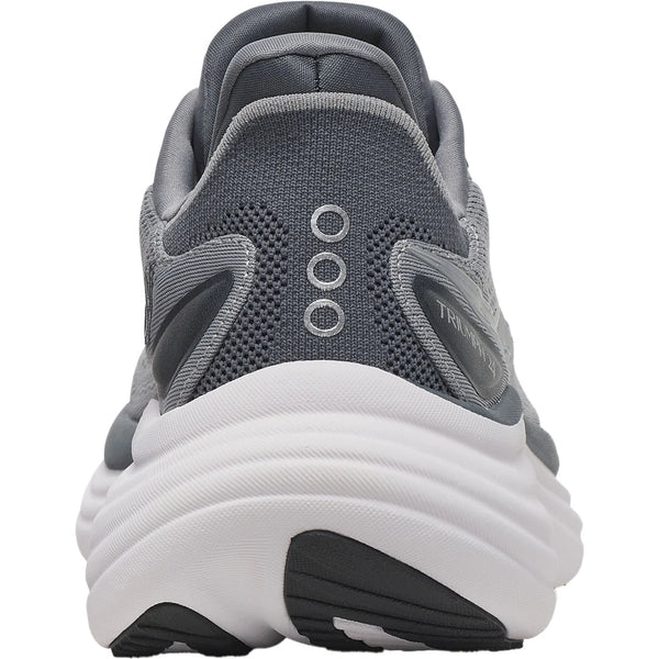 Et nærbillede af bagsiden af en grå Saucony Triumph 24 Herre (Fossil/Gunmetal) viser den tykke hvide sål og tre små cirkulære hælmønstre, der fremhæver blød støddæmpning for overlegen komfort.