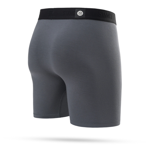 Stance Turbulence Wholester-boxershorts til mænd har et gråt design med en sort elastisk linning og et lille hvidt logo centreret på bagsiden. Billedet viser det behagelige Butter Blend-stof set bagfra på en ensfarvet hvid baggrund.
