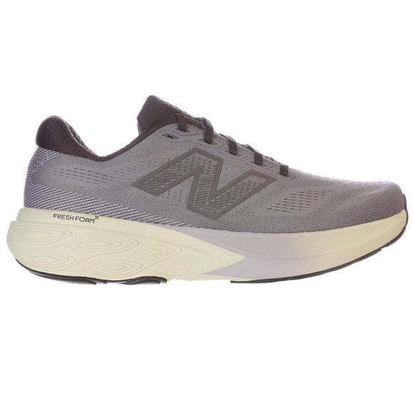 Et sidebillede af New Balance Freshfoam 880 V15, Herre, Slate Grey har en tyk, lys sål, overdel i mesh, synlige snørebånd og Fresh Foam-branding på mellemsålen.