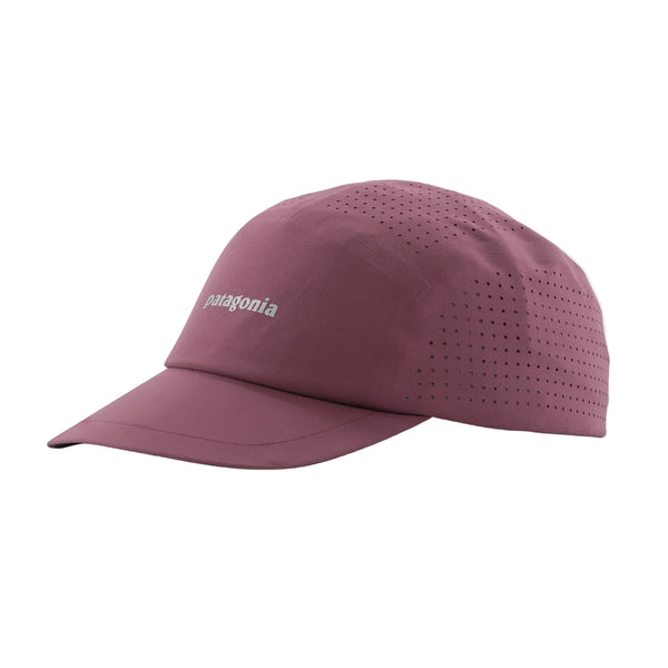 En Berry Fig Patagonia ULW Ridge Hat med buet skygge, et lille hvidt Patagonia-logo foran og perforerede ventilationshuller på siderne. Denne ultralette unisex-løbekasket er fremstillet af genanvendte materialer for at sikre miljøvenlig ydeevne.