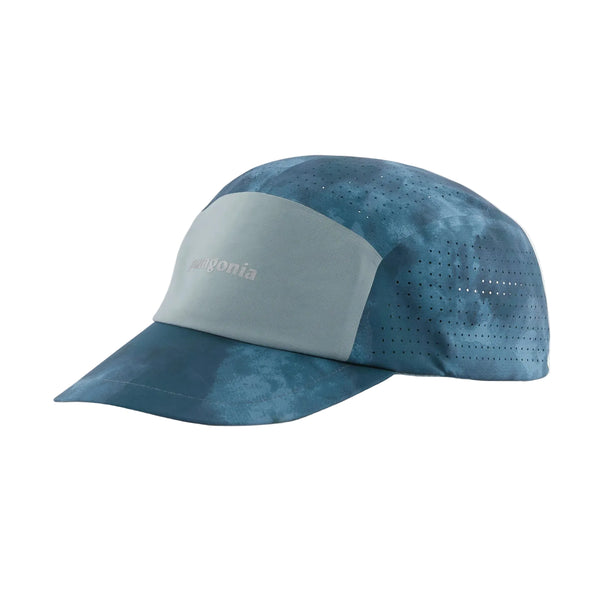 Denne stilfulde Patagonia ULW Ridge Hat i farvevarianten Sastrugi: Summit Blue er en unisex-løbekasket med en let buet skygge, perforerede sidepaneler, der sikrer ventilation, et diskret tie-dye-mønster samt det klassiske Patagonia-logo trykt på frontpanelet.