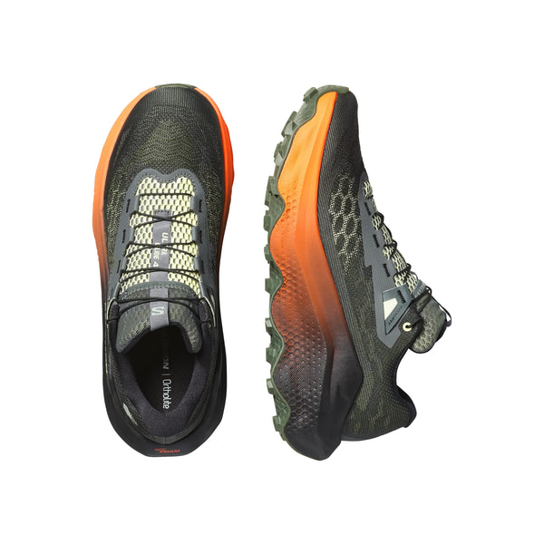 To trail-løbesko, Salomon Ultra Glide 4 til mænd i farvekombinationen Ubnchi/Black/Lime C, vises set ovenfra og fra siden. Med sort overdel, orange mellemsål, grå og gule detaljer samt robuste såler, der sikrer bedre greb, fremviser disse pålidelige trailsko tydeligt Salomon-logoet på både tungen og siden – hvilket gør dem til et oplagt valg for trail-entusiaster.