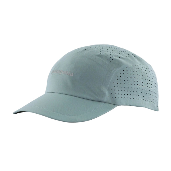Patagonia Ultralightweight Ridge Hat, Unisex i Blue Sage, har ventilationshuller i siden, er fremstillet af genbrugspolyester og har "Patagonia" broderet foran. Vist på en almindelig hvid baggrund.
