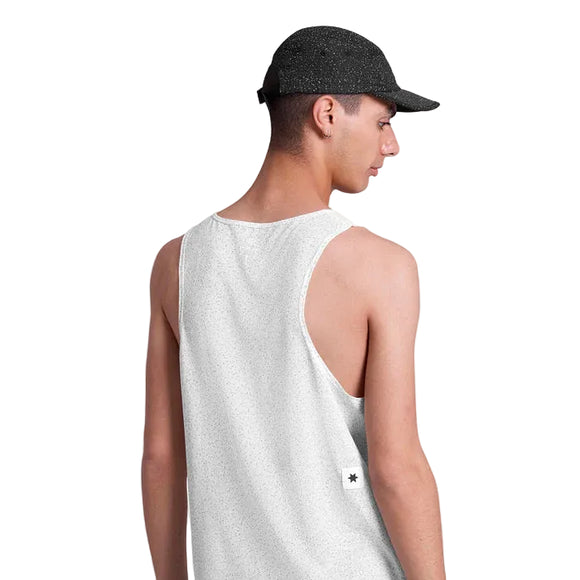En person ses bagfra iført en hvid Saysky Universe Combat Singlet (Herre, White Universe) og en sort kasket, mens han kigger sig over højre skulder mod en almindelig hvid baggrund.