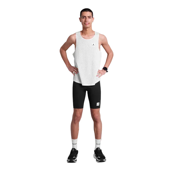 En person står med ansigtet fremad og hænderne på hofterne, iført Saysky Universe Combat Singlet, Herre, White Universe, sorte shorts, hvide sokker og sorte løbesko på en almindelig hvid baggrund.