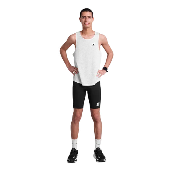 En person står med ansigtet fremad og hænderne på hofterne, iført Saysky Universe Combat Singlet, Herre, White Universe, sorte shorts, hvide sokker og sorte løbesko på en almindelig hvid baggrund.