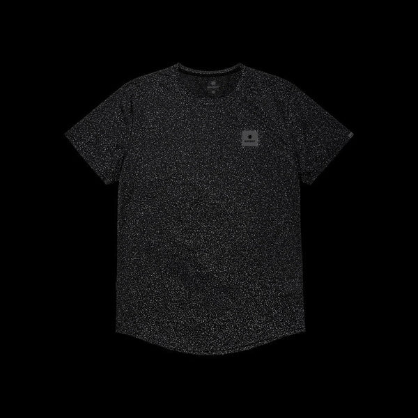 Saysky Universe Combat T-Shirt, Herre, White Universe, er en teknisk løbe t-shirt med korte ærmer og et hvidt, prikket mønster med en lille rektangulær logopatch på venstre bryst. Den vises på en ensfarvet sort baggrund.