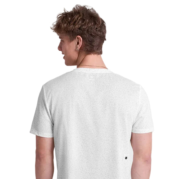 En person med kort, lysebrunt hår ses bagfra iført Saysky Universe Combat T-Shirt, Herre, White Universe - en teknisk løbe-t-shirt med en lille sort stjerne nederst på ryggen. Baggrunden er helt hvid.