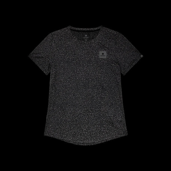 Saysky Universe Combat T-Shirt til kvinder i farven White Universe har korte ærmer og et unikt hvidplettet mønster med et lille firkantet bladmærke på venstre bryst. Den vises på en sort baggrund.